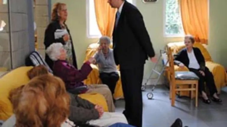  L&oacute;pez Dobarro charla con los mayores del Centro de D&iacute;a de Mar del Plata.