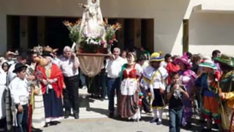  Canarios ataviados con trajes típicos y fieles devotos acompañaron a la ‘Morenita’ en procesión.