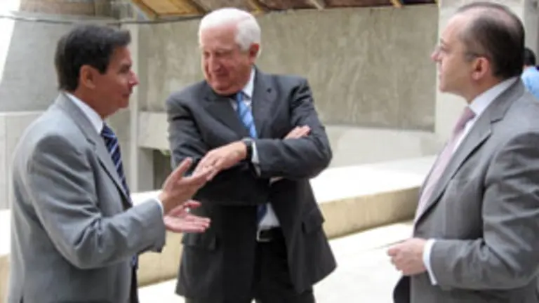 Claudio López y Antonio Moy, presidente y vicepresidente de Agrupación Leonesa, explican a Félix Colsa detalles del nuevo edificio, en la visita a la obra.