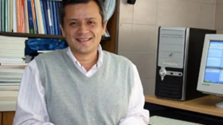  Cristi&aacute;n Valencia, en su despacho.