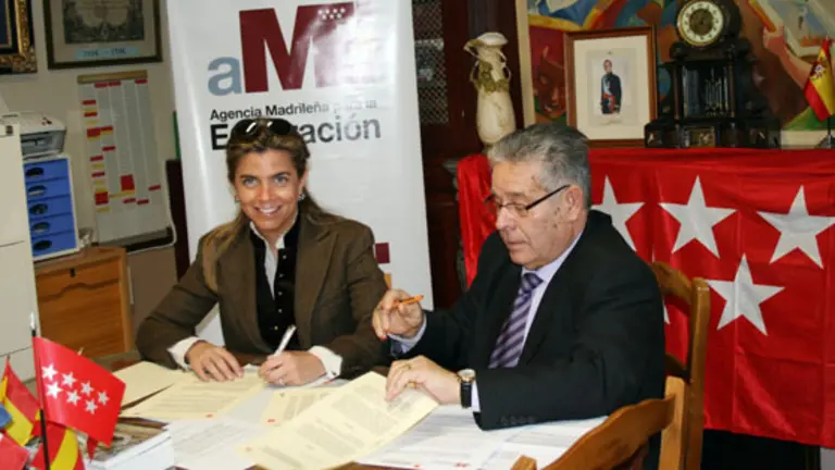  Victoria Cristóbal y Luis Iglesias firman el convenio entre la Comunidad de Madrid y la ‘Casa’ en Francia.