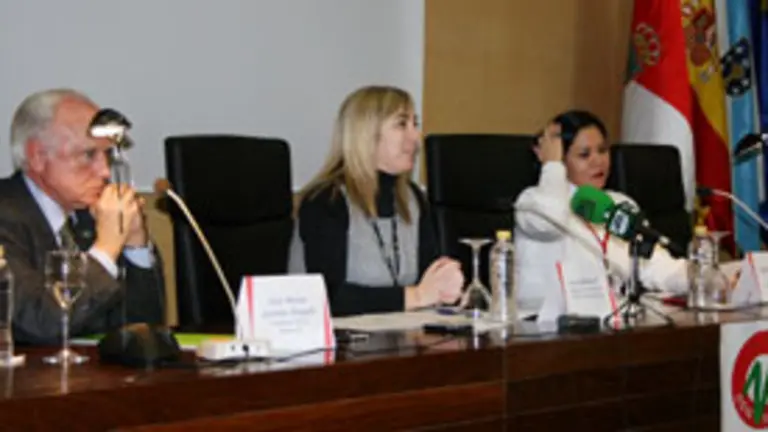 Jos&eacute; Manuel Castelao Braga&ntilde;a, Luc&iacute;a Molares y Josefina Espadas, durante la presentaci&oacute;n.