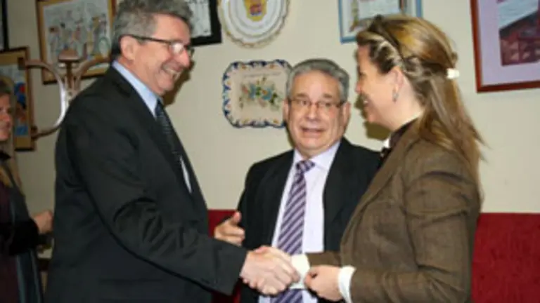  Victoria Cristóbal saluda al alcalde de Montpellier, Raymond Couberc, durante su estancia en la ciudad.
