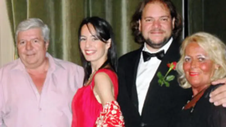  Guillermo Pedraza y María Aurelia Pascual Orejana, secretario y vicepresidenta, respectivamente, junto a dos de los intérpretes.