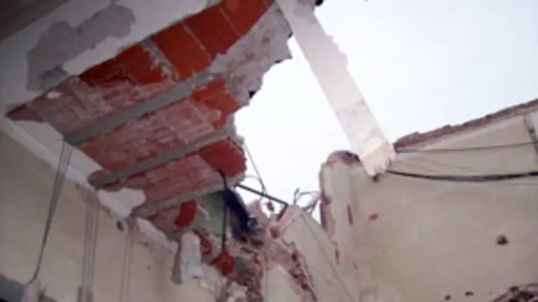  Imagen de la parte del techo que se derrumb&oacute; en la sede del centro.