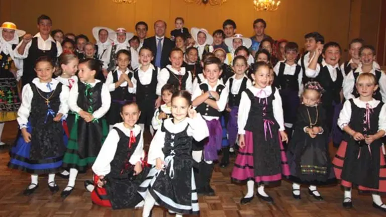  El director general de Políticas Migratorias de la Junta de Castilla y León, Félix Colsa, junto al grupo de baile regional de México.