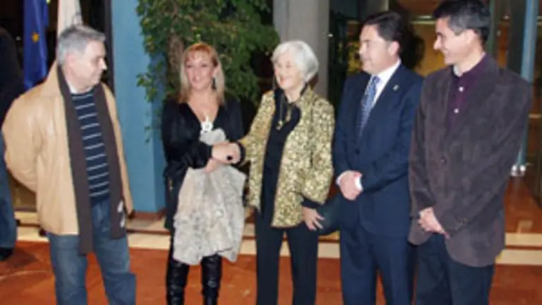  Isabel Carrasco entregó a la familia de Ramón Carnicer el galardón a título póstumo de ‘Berciano Ilustre’.