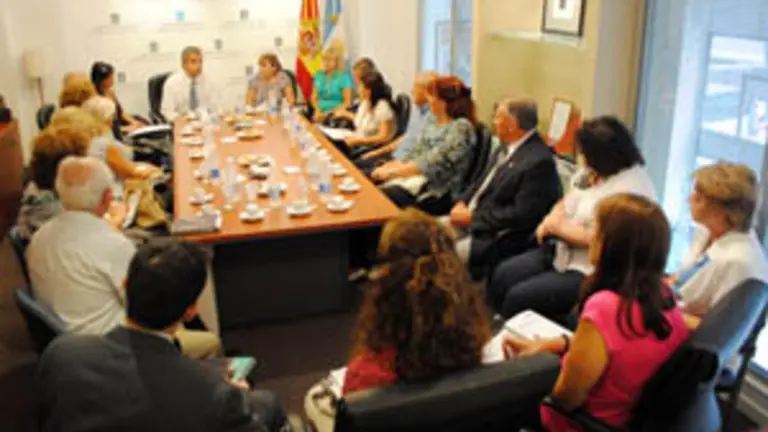 L&oacute;pez Dobarro con los representantes de los centros en la Delegaci&oacute;n de la Xunta.