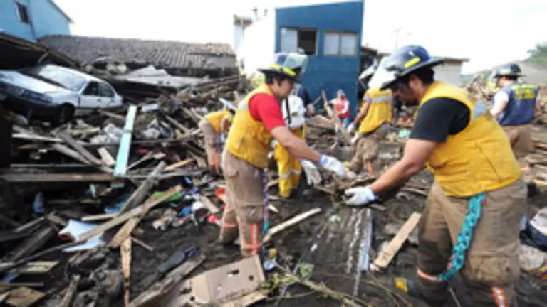 Grupos de bomberos desescombran las zonas afectadas.