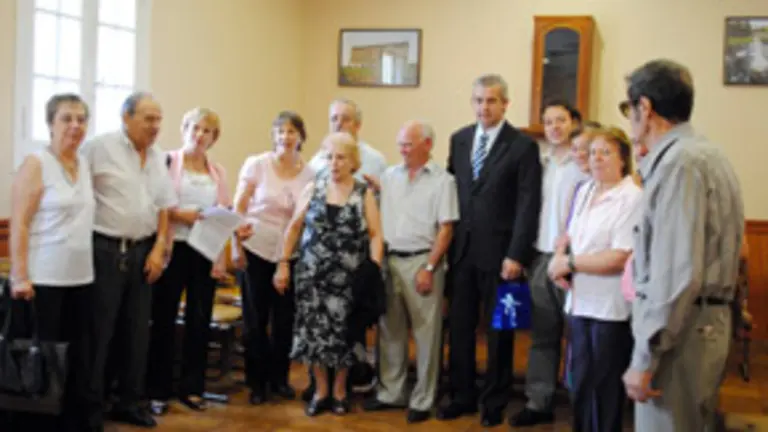  L&oacute;pez Dobarro, con la directiva de Vila de Cruces.