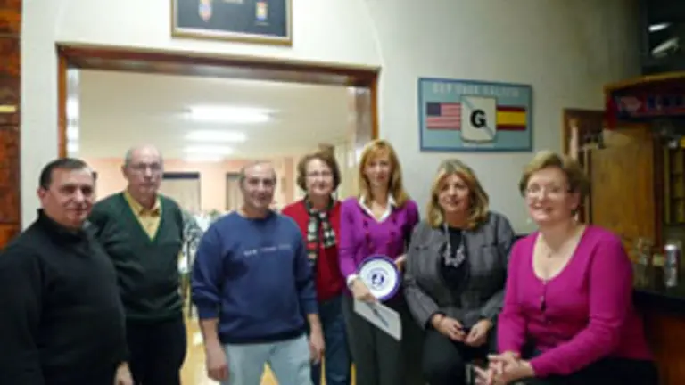  Marta Gonz&aacute;lez, con la directiva de la Casa de Galicia de Nueva York, durante su visita a la sede de la entidad.
