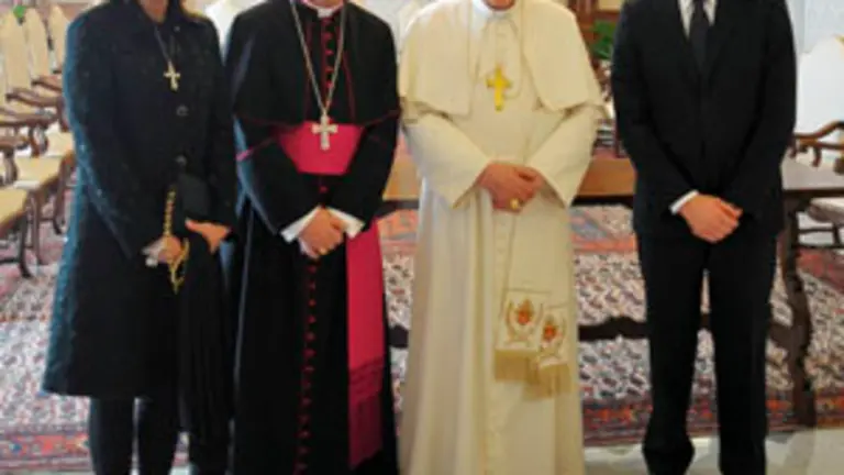  La pareja de Feij&oacute;o, el arzobispo de Santiago y el presidente de la Xunta, en su visita al Papa.