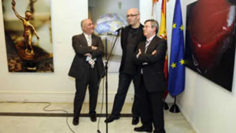  Ram&oacute;n Jim&eacute;nez y Nilo Casares acompa&ntilde;aron al fot&oacute;grafo Amador Iravedra en la inauguraci&oacute;n de la muestra.