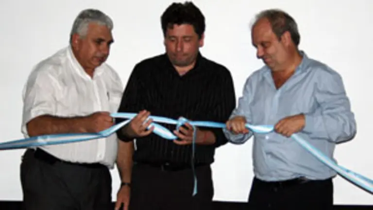 Fabi&aacute;n P&eacute;rez, Carlos Guzzini y Hern&aacute;n Lombardi desataron las cintas.
