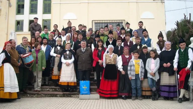  Manuel Fern&aacute;ndez de la Cera, con los alumnos del curso de Asturian&iacute;a de Castell&oacute;n.