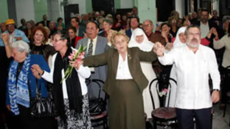  Mar&iacute;a Antonia Marcos &ndash;segunda por la derecha&ndash;, nueva presidenta de la FAAC, durante un acto reciente.