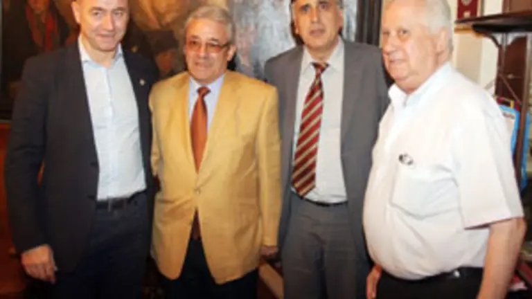 Santiago Camba, con directivos del Centro Gallego.