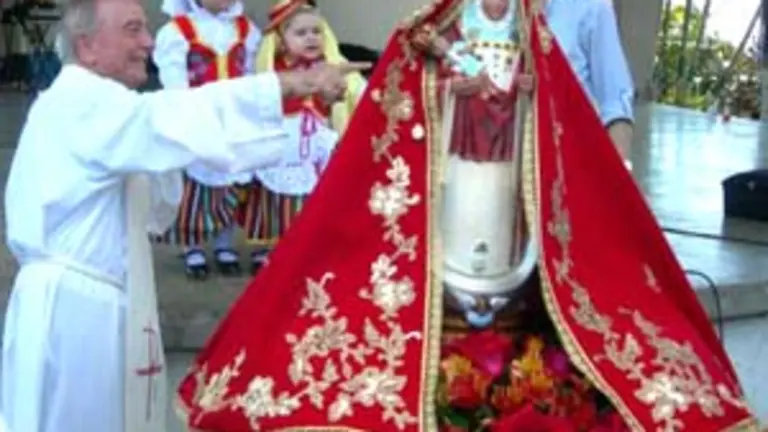  El padre Luigi Verdecchi, con dos niñas ataviadas de ‘magas’ canarias.
