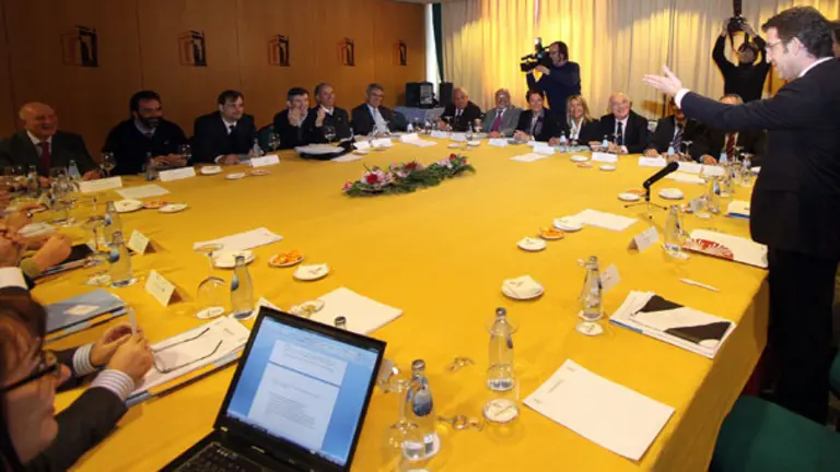  El presidente Feij&oacute;o presidi&oacute; la reuni&oacute;n con los representantes de los empresarios en el exterior. 