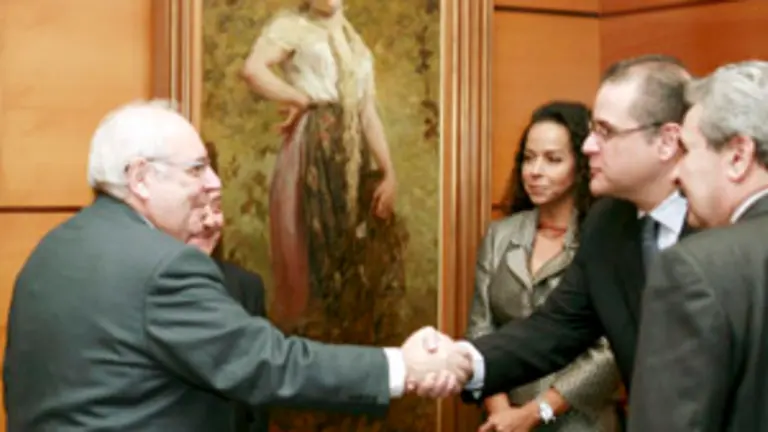 Vicente &Aacute;lvarez Areces saluda a Tomas Abrahams.