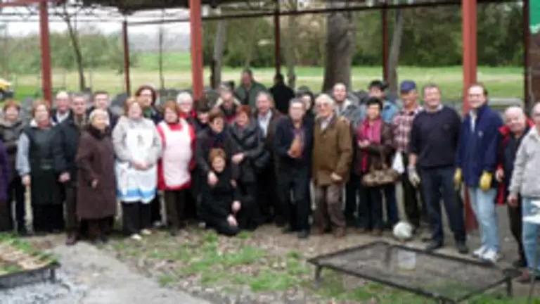  Foto de familia dos socios e amigos do Centro Galego de Lleida que asistiron a &lsquo;cal&ccedil;otada&rsquo; na Ermida de &lsquo;Grenyana&rsquo;.