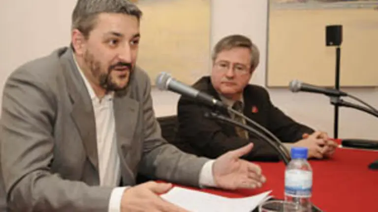  El escritor y cr&iacute;tico Mario Crespo, durante la conferencia.