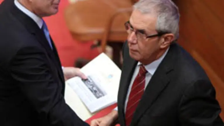  El actual secretario xeral del PSdeG, Manuel V&aacute;zquez, realiza un gesto de complicidad con P&eacute;rez Touri&ntilde;o, en el pleno del pasado mi&eacute;rcoles.