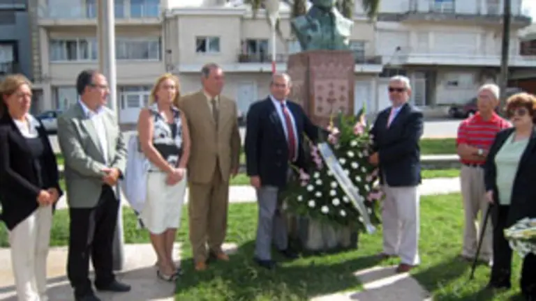  El vicepresidente del Centro Gallego, Jos&eacute; Segade, y Manuel Barros, durante la ofrenda floral.