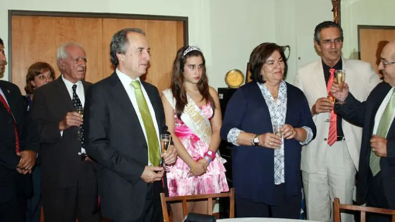  El presidente del Club Archipiélago Canario da la bienvenida con un brindis a la viceconsejera de Emigración y el resto de autoridades del Gobierno canario.