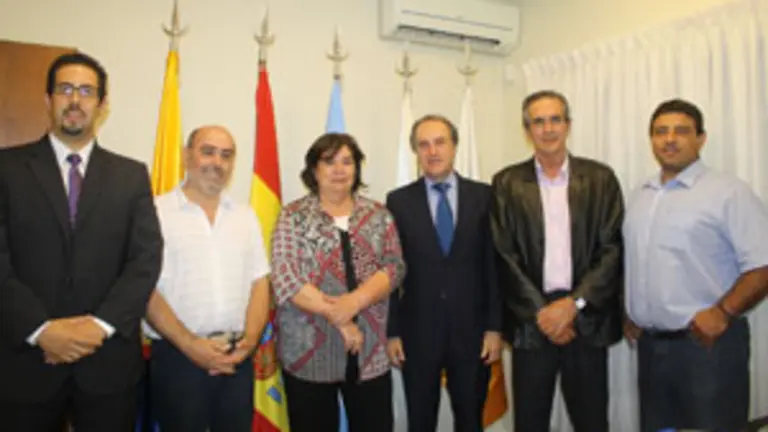  De izda. a dcha: Un joven aficionado a la lucha canaria en Argentina, Miguel Ángel Rueda, Guillermina Hernández, Álvaro Pérez Domínguez, Miguel Ángel Machín y Germán Rodríguez.