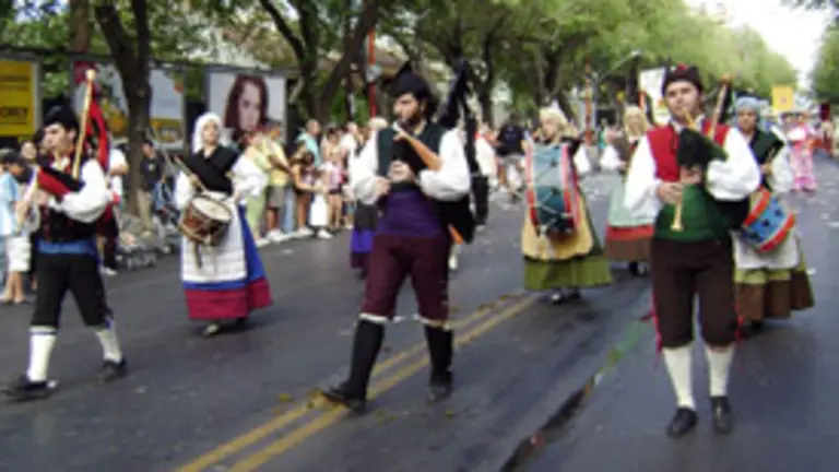  La banda de gaitas &lsquo;El Ruxideru&rsquo; toca melod&iacute;as asturianas durante el recorrido.
