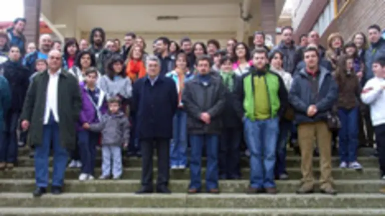  Manuel Fern&aacute;ndez de la Cera posa junto a los alumnos que participaron en el curso.
