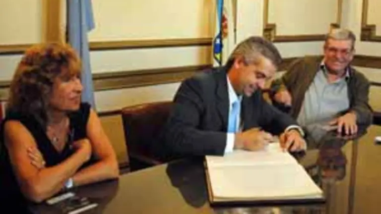  L&oacute;pez Dobarro firm&oacute; en el libro de honor de la instituci&oacute;n.