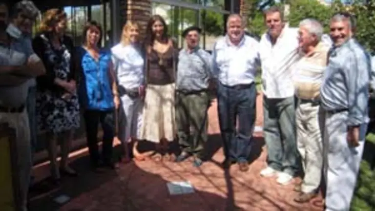 Julio R&iacute;os, presidente del Centro, junto a Hyara Rodr&iacute;guez, intendente, y otros directivos y pol&iacute;ticos.