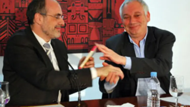 Joan Ridao regal&oacute; un ejemplar de &lsquo;Castelao i Catalunya&rsquo; a V&aacute;zquez. 