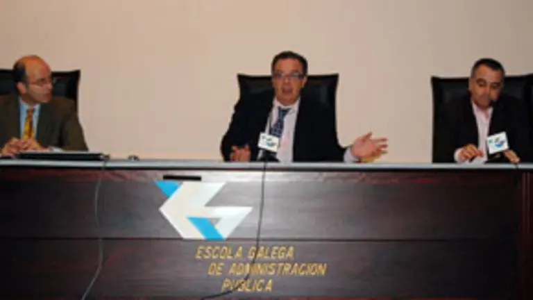  Antonio Aguar&oacute;n &ndash;en el centro&ndash; fue el encargado de presentar las iniciativas para la inmigraci&oacute;n.