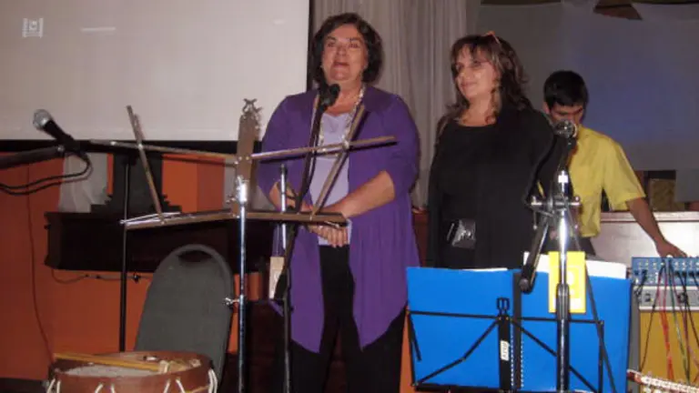  Hernández interviene en la Sociedad Islas Canarias, acompañada por la presidenta de la entidad, Inmaculada Cedrés.