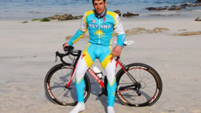  &Oacute;scar Pereiro posa para \'Galicia en el Mundo\' ante la R&iacute;a de Vigo.