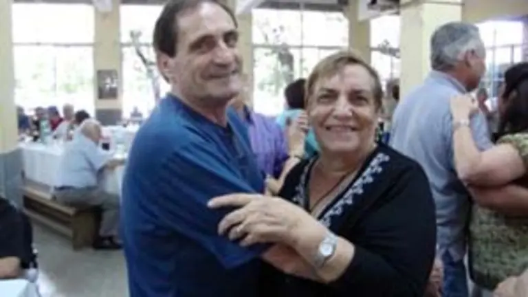  Dos salmantinos que despidieron el verano bailando. 