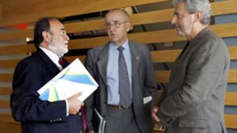  Julio Bobes &ndash;a la izquierda&ndash;, durante un encuentro de Psiquiatr&iacute;a. 