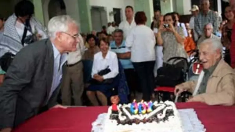  Constantino Diaz apaga las velas de la tarta de sus 100 a&ntilde;os. 