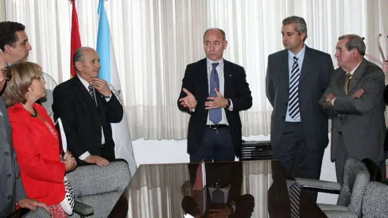 Santiago Camba, acompa&ntilde;ado por Alejandro L&oacute;pez Dobarro, junto a directivos de la Casa de Galicia de C&oacute;rdoba.