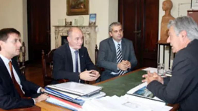  Santiago Camba, durante la reuni&oacute;n con Jos&eacute; Jaime Garc&iacute;a. 