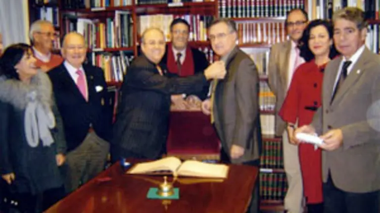  Jos&eacute; Garc&iacute;a recibiendo la insignia de plata del Centro Gallego de Santander.