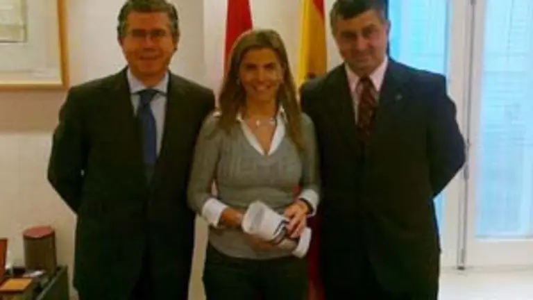  Francisco Granados, Victoria Cristóbal y Gerardo Bongiovanni, durante la reunión. 