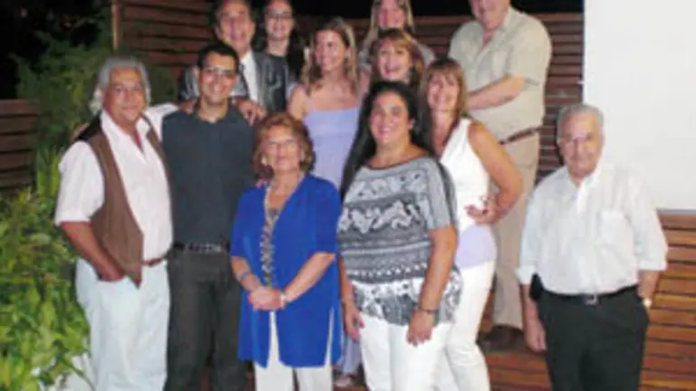 Victoria Cristóbal, con miembros del Centro de Madrileños en Argentina. 