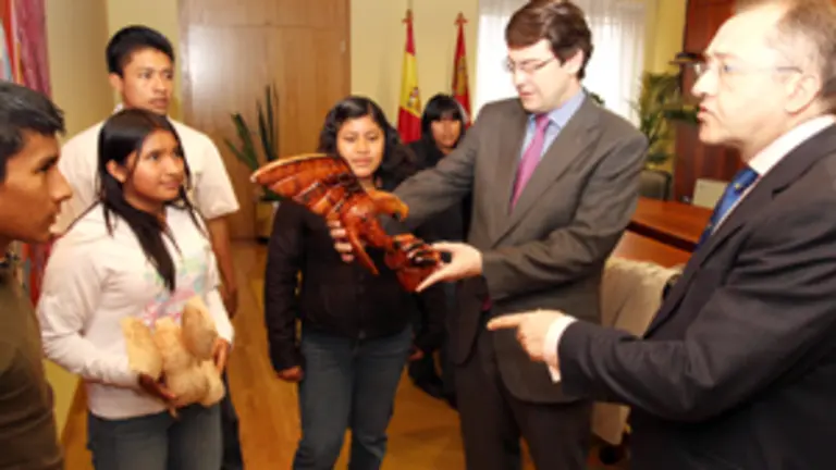 Alfonso Fernández Mañueco y Félix Colsa, con el grupo de jóvenes de la comunidad Naso Teribe de Panamá.