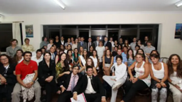  Isabel Carrasco y el resto de la delegación provincial, con jóvenes descendientes de leoneses en Mar del Plata.