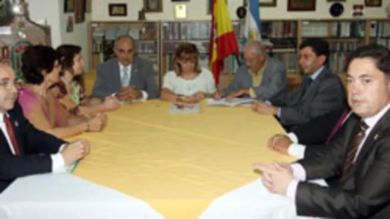  Isabel Carrasco, durante la reunión con los presidentes de los centros de Mar del Plata, Casbas, Coronel Dorrego, Bahía Blanca, Tres Lomas y Bolívar, que mantuvo el pasado domingo en su primera jornada en Argentina.