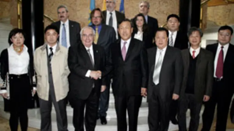 Los dirigentes del Gobierno del Principado y la delegaci&oacute;n china posan para los fot&oacute;grafos. 